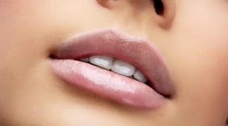 Epilation au fil Lèvre supérieure Epilation au fil Lèvre supérieure